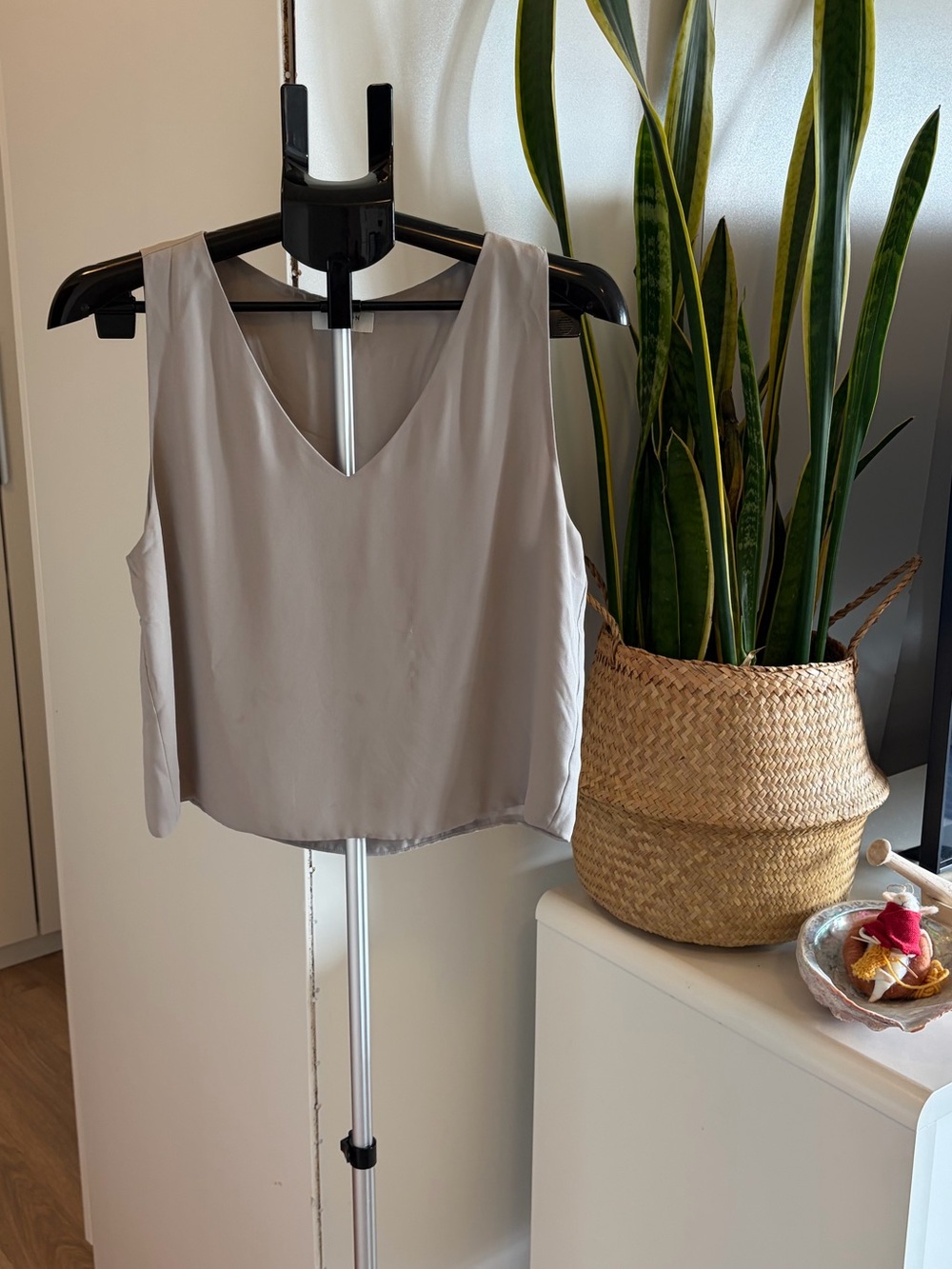 Aritzia Babaton Randy Sleeveless Light Gray V-Neck Sleeveless Tank
